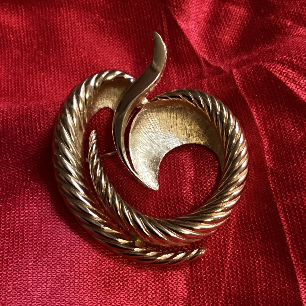 Vintage Crown Trifari Gold Tone Apple Brooch